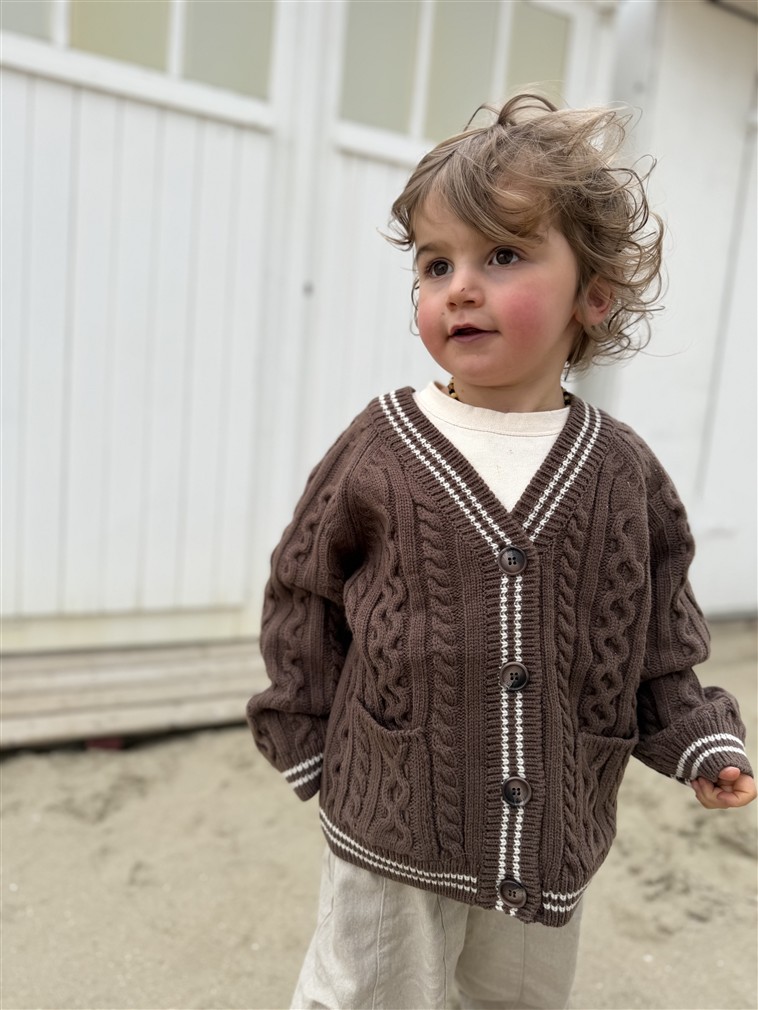 LITTLE LEAN CABLE KNIT CARDIGAN BRUIN